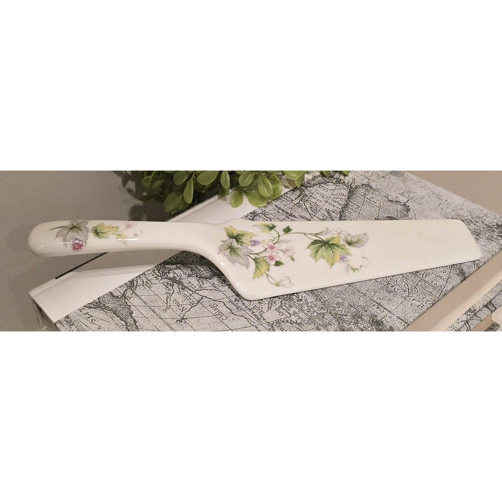 Andrea by Sadek Porcelain Lotus Cake Pie Server‎ Floral Ceramic Cottagecore Pink